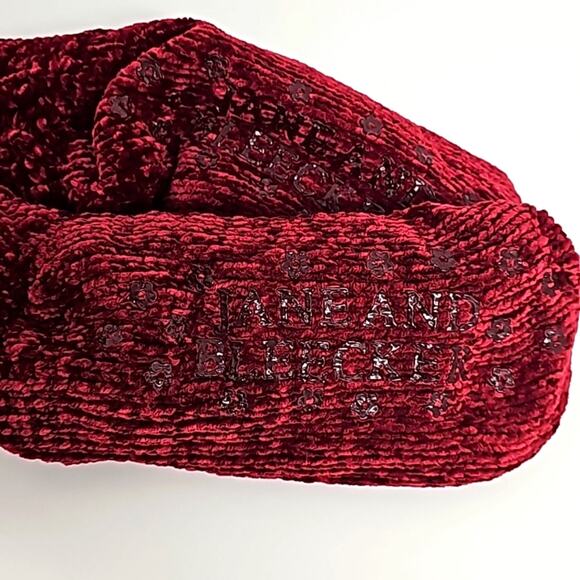 Woman's Maroon Cabin Slipper Socks w/Pom Poms Anti-slip Bottoms Sz 8-11 (NWOT) - Picture 3 of 6